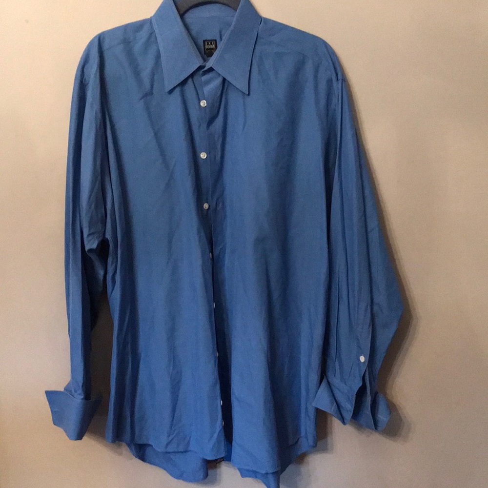 Like new men’s buttons down shirt.